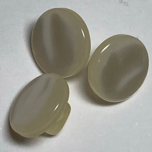 11mm Ivory Pearlised Button (B107)