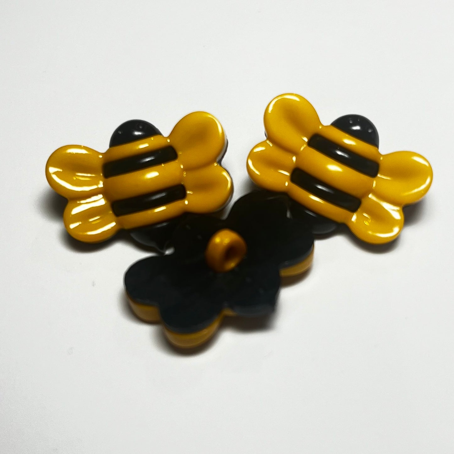 24mm Bee Button (B131)