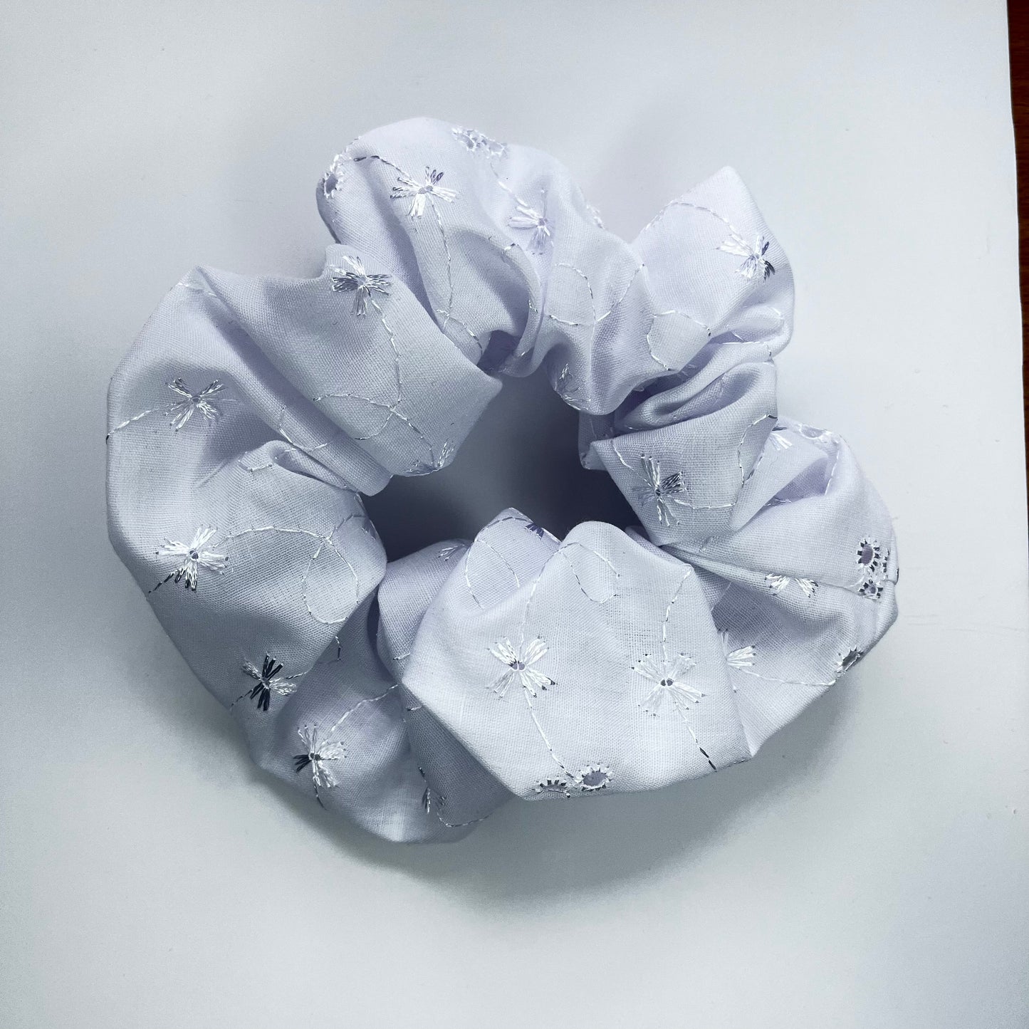 White floral regular scrunchie